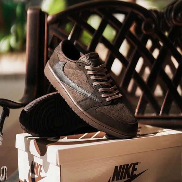 Nike Men's Chocolate Brown Sneakers - Picture 1 of 9